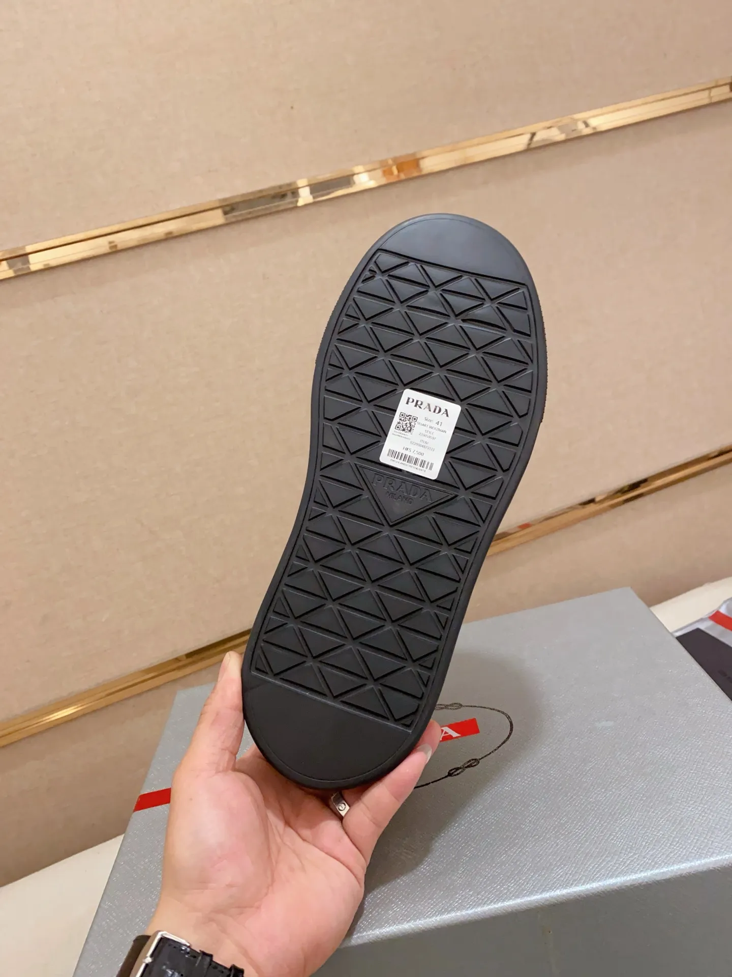 Men's shoes 💰 580💰 ✔️✔️✔️Higher version High-quality new PRADA (Prada) counters are launched simultaneously, new men's shoes, 😘fabrics are selected from breathable fly weave fabrics. Lining: Imported cowhide leather lining. 👍🏿High-end☄️Open-molded non-slip rubber outsole, exquisite lines, simple and elegant, comfortable and high-end for leisure travel. Number of yards: 38 to 44.